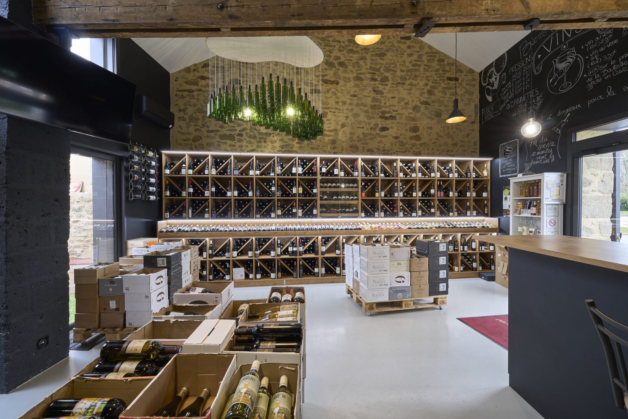 Intérieur avec vue sur les bouteilles de vins dans la cave À La Grande Cuvée